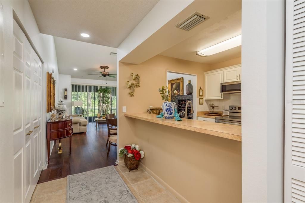 合同活跃: $299,000 (2 贝兹, 2 浴室, 1234 平方英尺)