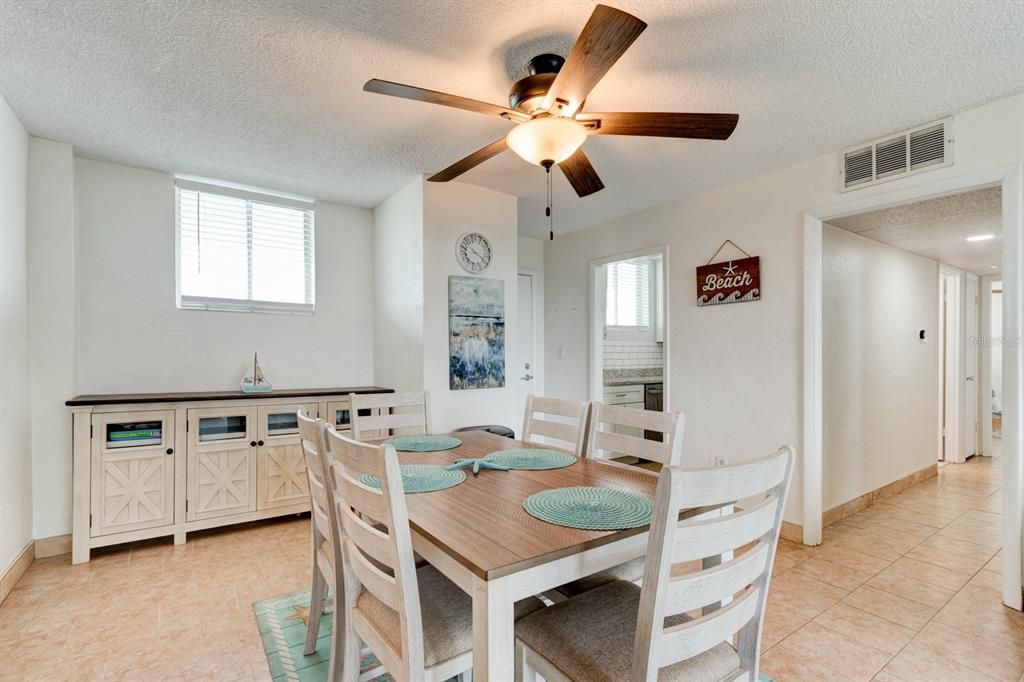 На продажу: $259,000 (2 спален, 2 ванн, 843 Квадратных фут)