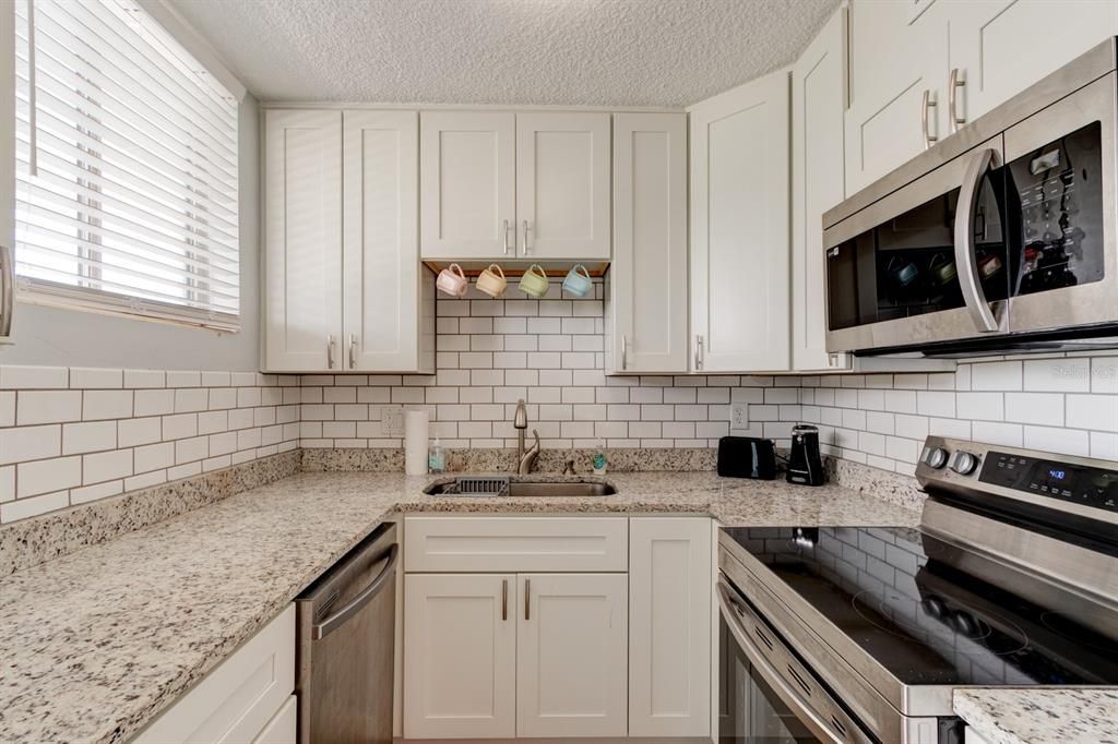 На продажу: $259,000 (2 спален, 2 ванн, 843 Квадратных фут)