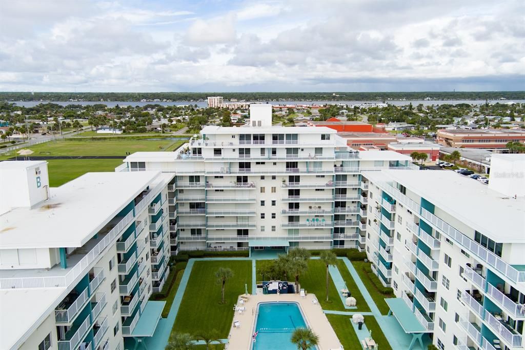 На продажу: $259,000 (2 спален, 2 ванн, 843 Квадратных фут)