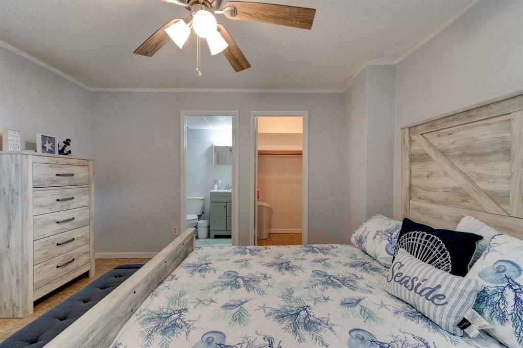 На продажу: $259,000 (2 спален, 2 ванн, 843 Квадратных фут)