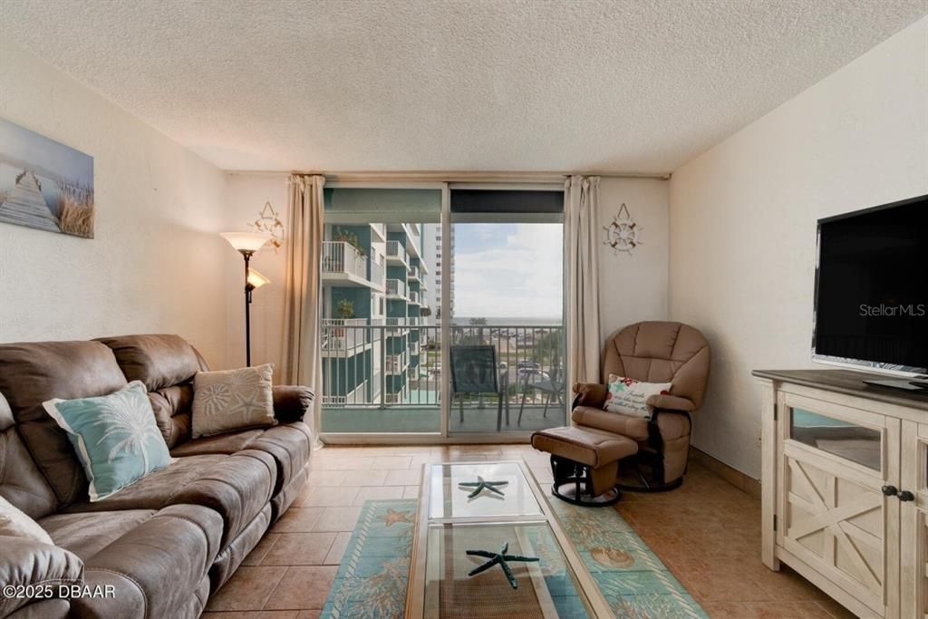 На продажу: $259,000 (2 спален, 2 ванн, 843 Квадратных фут)