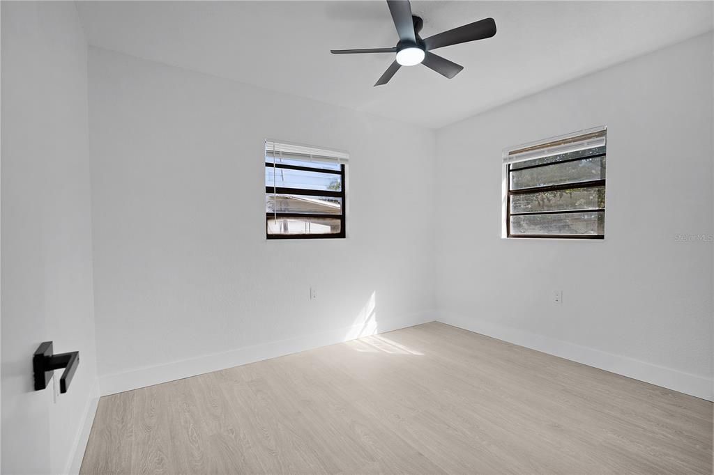 合同活跃: $264,900 (3 贝兹, 1 浴室, 1082 平方英尺)