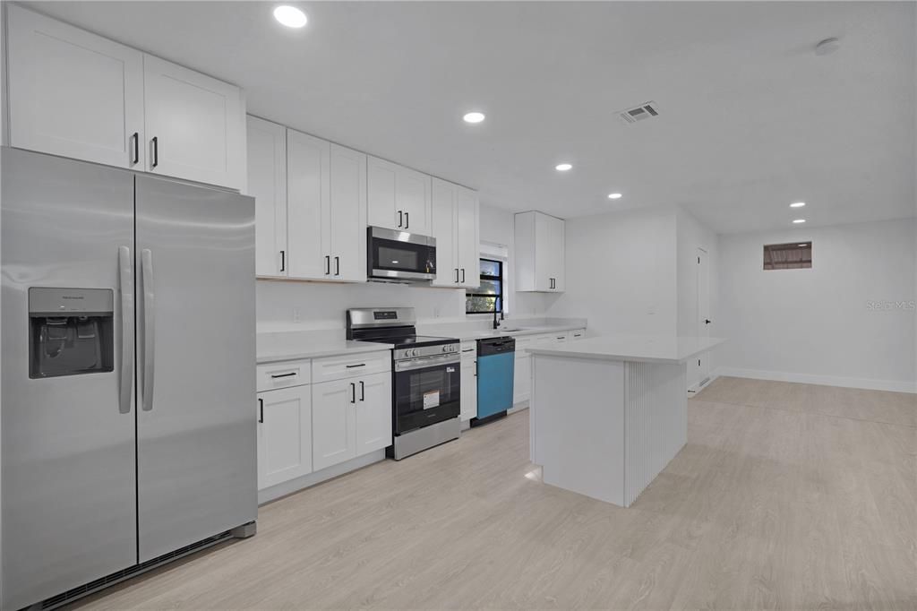 合同活跃: $264,900 (3 贝兹, 1 浴室, 1082 平方英尺)