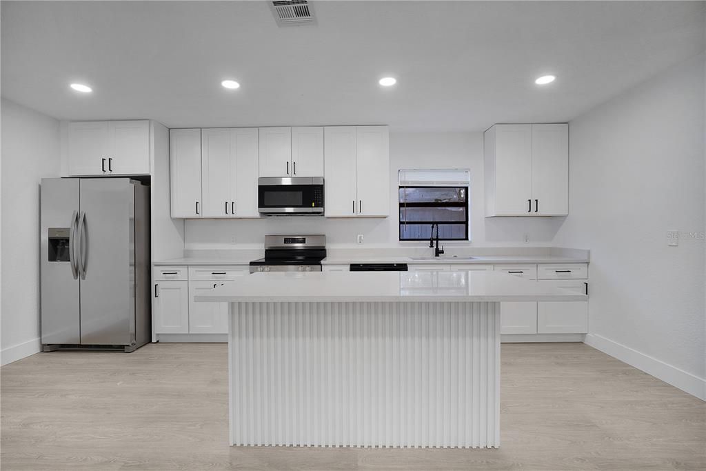 合同活跃: $264,900 (3 贝兹, 1 浴室, 1082 平方英尺)