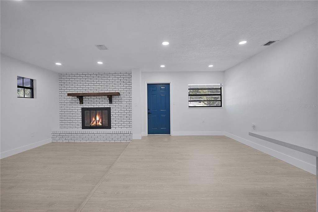 合同活跃: $264,900 (3 贝兹, 1 浴室, 1082 平方英尺)