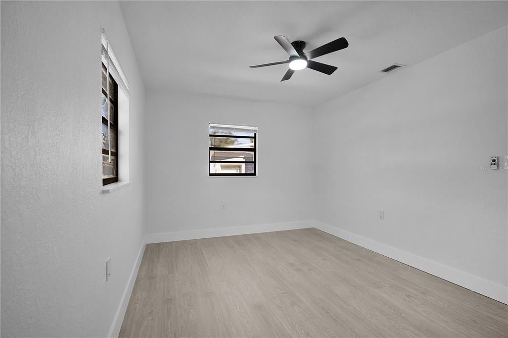 合同活跃: $264,900 (3 贝兹, 1 浴室, 1082 平方英尺)