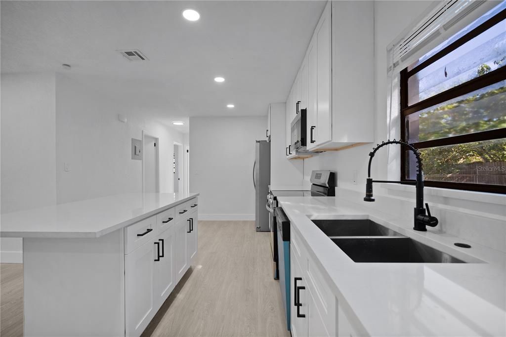 合同活跃: $264,900 (3 贝兹, 1 浴室, 1082 平方英尺)