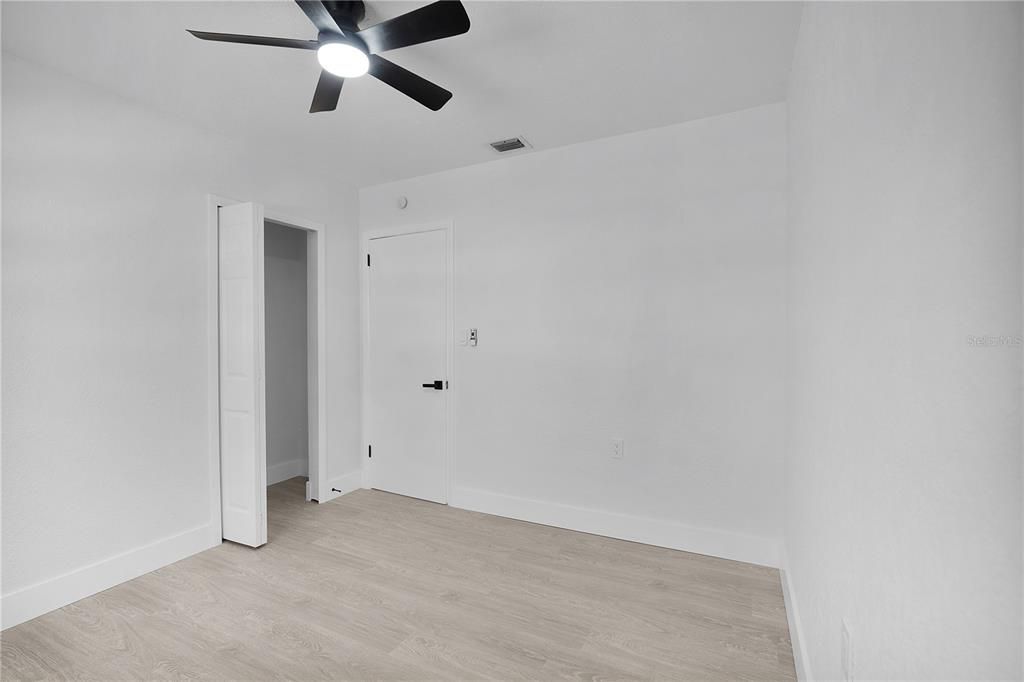 合同活跃: $264,900 (3 贝兹, 1 浴室, 1082 平方英尺)