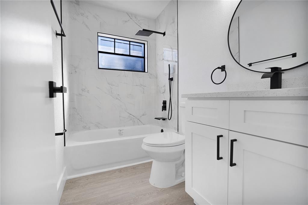 合同活跃: $264,900 (3 贝兹, 1 浴室, 1082 平方英尺)