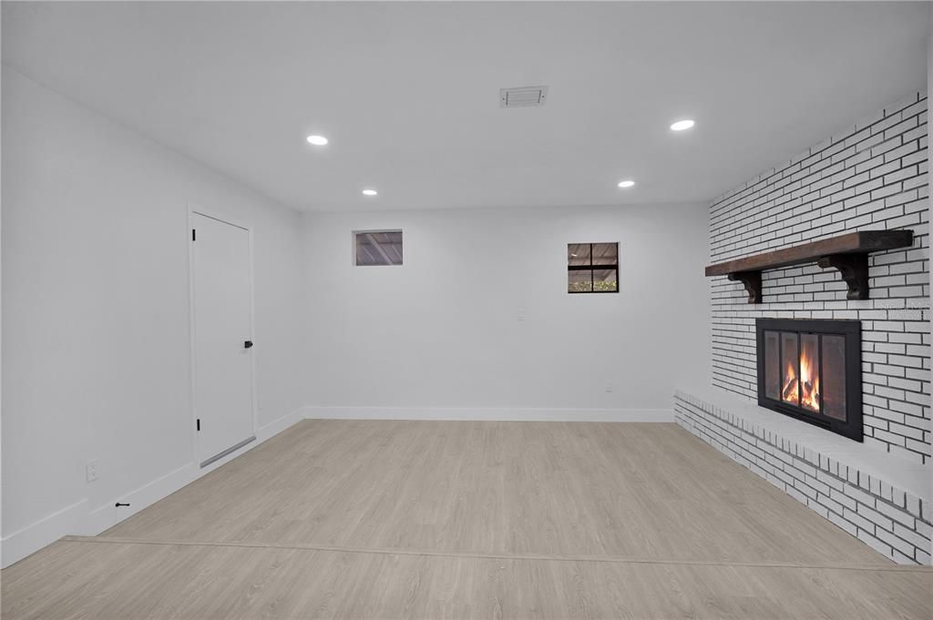 合同活跃: $264,900 (3 贝兹, 1 浴室, 1082 平方英尺)