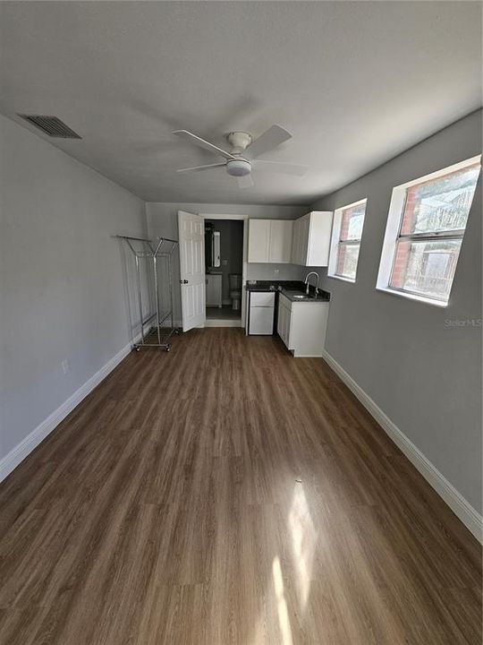 For Rent: $1,100 (1 beds, 1 baths, 350 Square Feet)