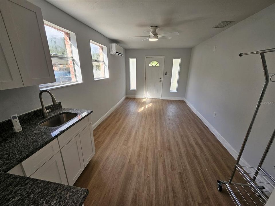 For Rent: $1,100 (1 beds, 1 baths, 350 Square Feet)