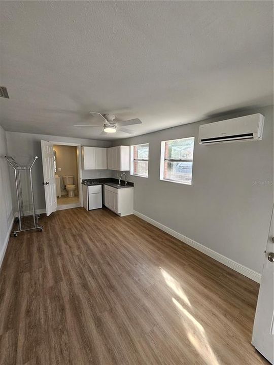 For Rent: $1,100 (1 beds, 1 baths, 350 Square Feet)