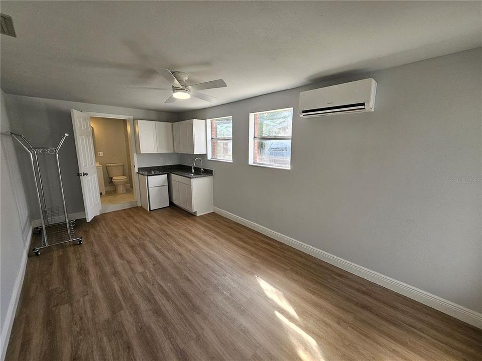 For Rent: $1,100 (1 beds, 1 baths, 350 Square Feet)