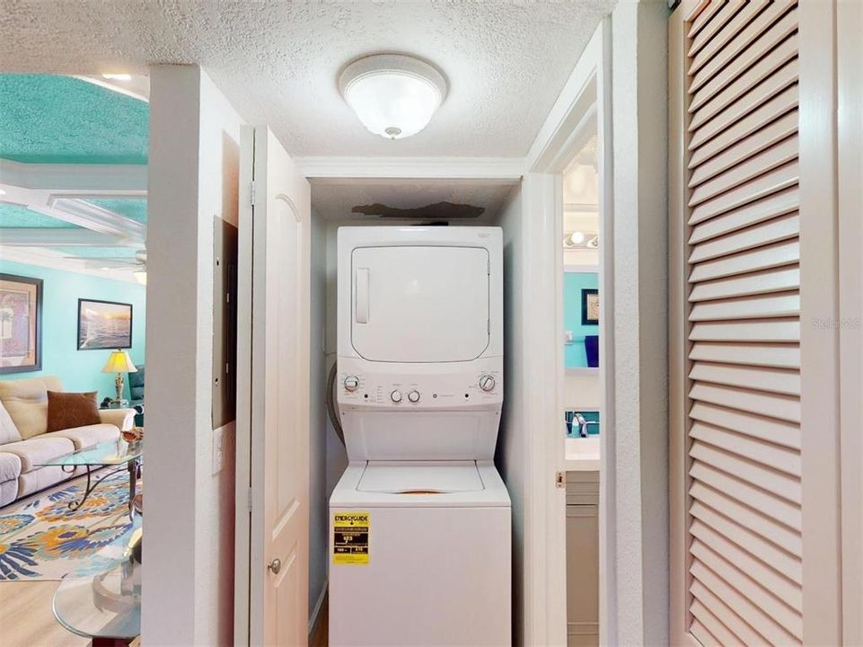 待售: $215,000 (2 贝兹, 2 浴室, 1044 平方英尺)