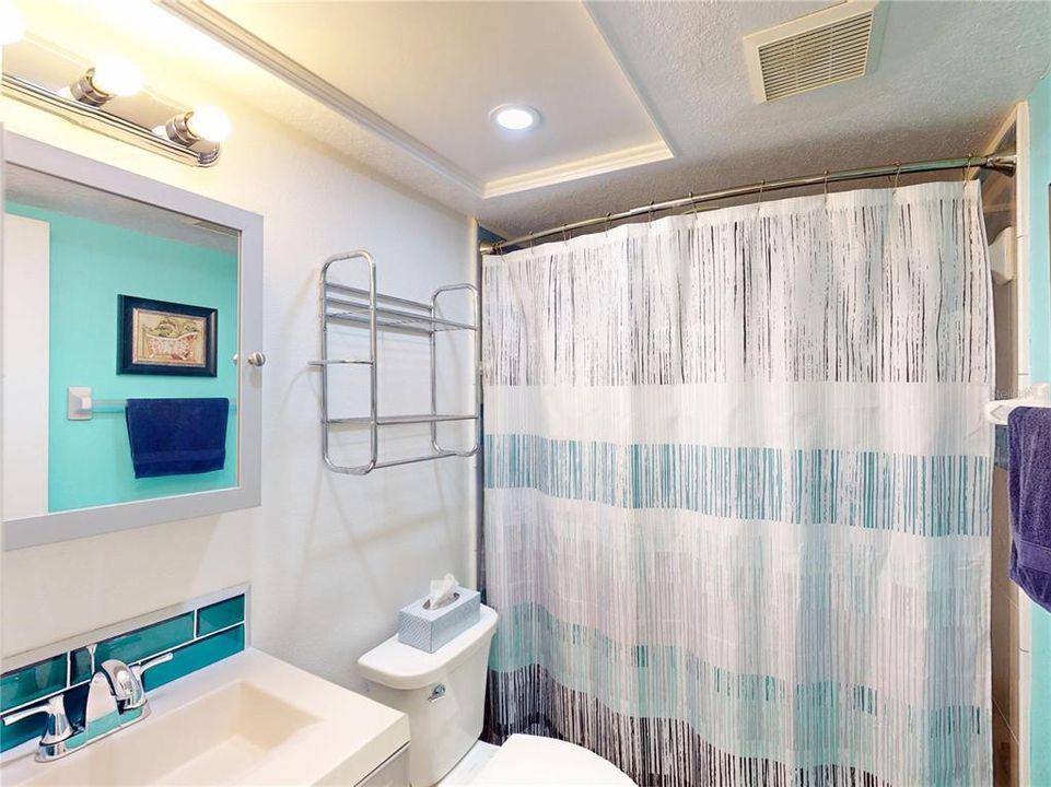 待售: $215,000 (2 贝兹, 2 浴室, 1044 平方英尺)