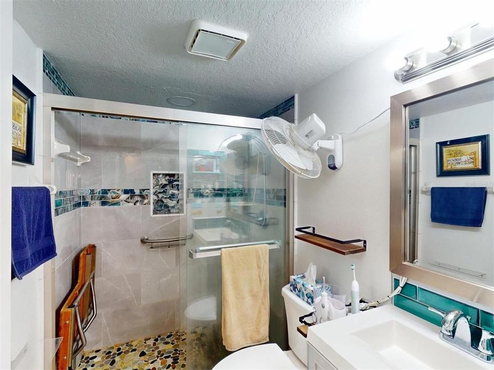 待售: $215,000 (2 贝兹, 2 浴室, 1044 平方英尺)