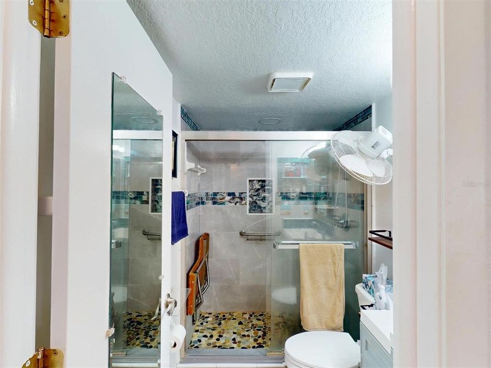 待售: $215,000 (2 贝兹, 2 浴室, 1044 平方英尺)