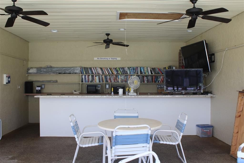 待售: $215,000 (2 贝兹, 2 浴室, 1044 平方英尺)