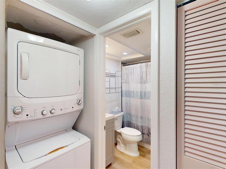 待售: $215,000 (2 贝兹, 2 浴室, 1044 平方英尺)