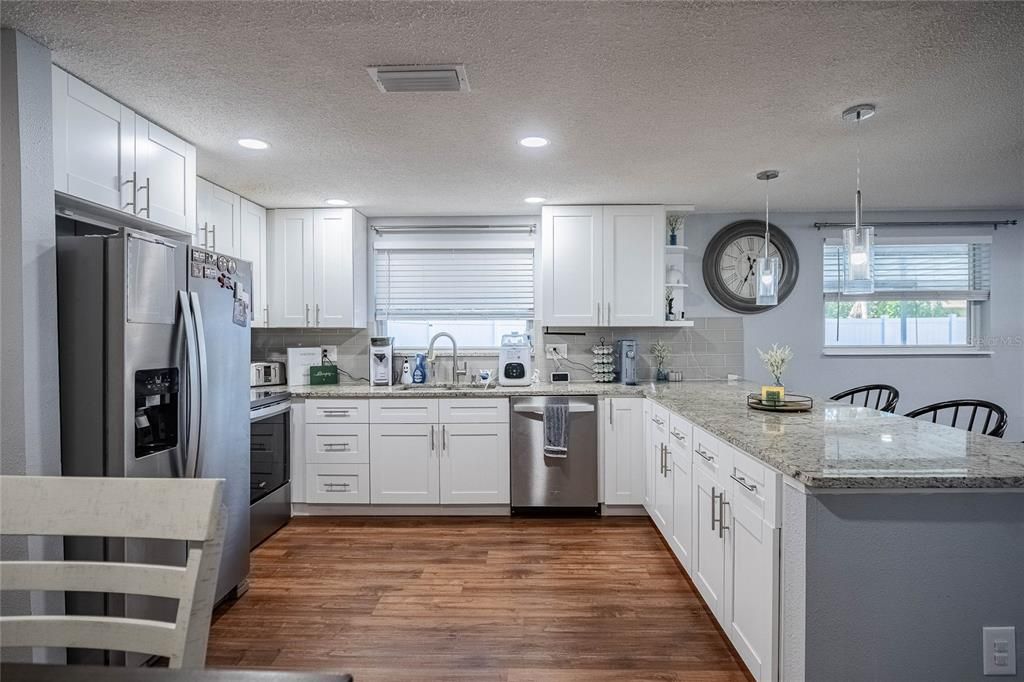 Под контрактом: $324,900 (3 спален, 2 ванн, 1433 Квадратных фут)