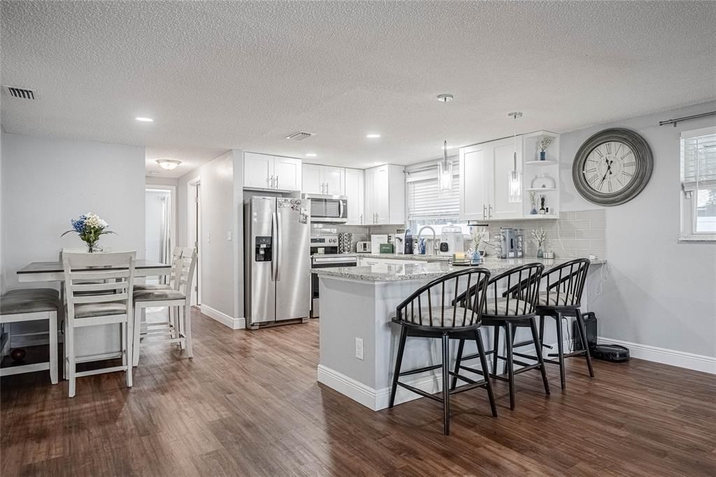 Под контрактом: $324,900 (3 спален, 2 ванн, 1433 Квадратных фут)