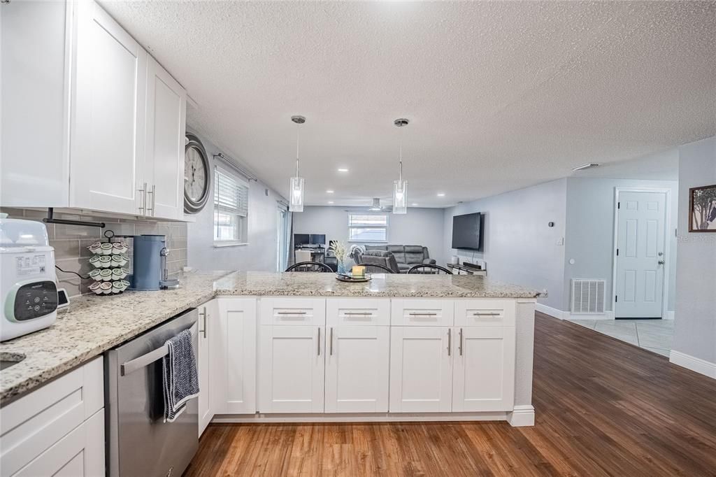 Под контрактом: $324,900 (3 спален, 2 ванн, 1433 Квадратных фут)