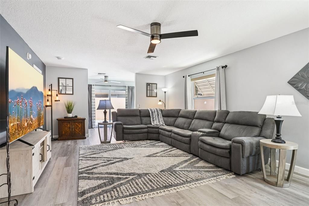 Active With Contract: $340,000 (2 beds, 2 baths, 1268 Square Feet)