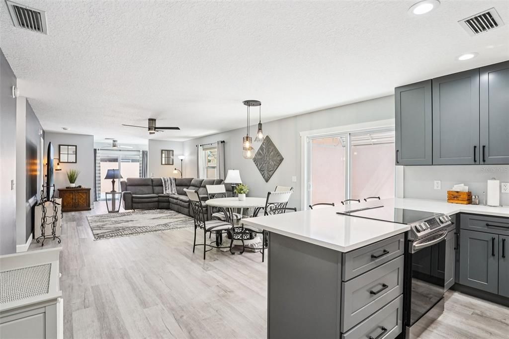 Active With Contract: $340,000 (2 beds, 2 baths, 1268 Square Feet)