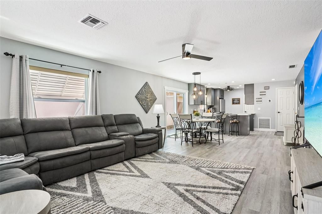 Active With Contract: $340,000 (2 beds, 2 baths, 1268 Square Feet)