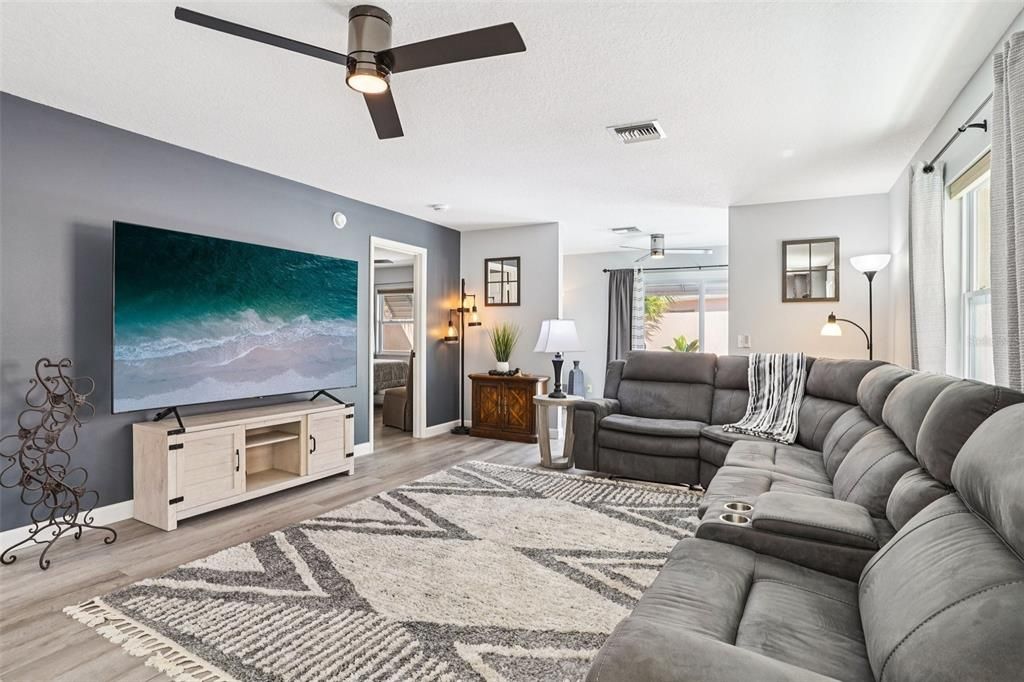 Active With Contract: $340,000 (2 beds, 2 baths, 1268 Square Feet)