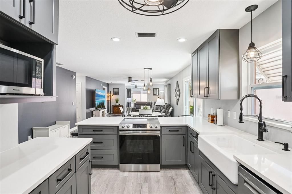 Active With Contract: $340,000 (2 beds, 2 baths, 1268 Square Feet)