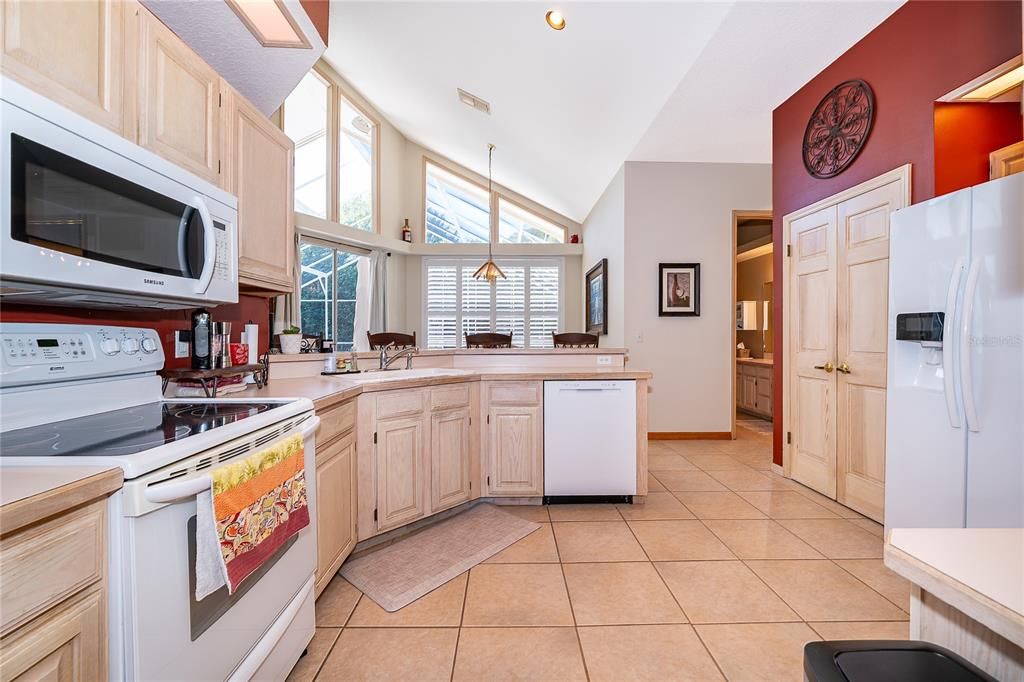 Под контрактом: $799,990 (4 спален, 2 ванн, 2760 Квадратных фут)