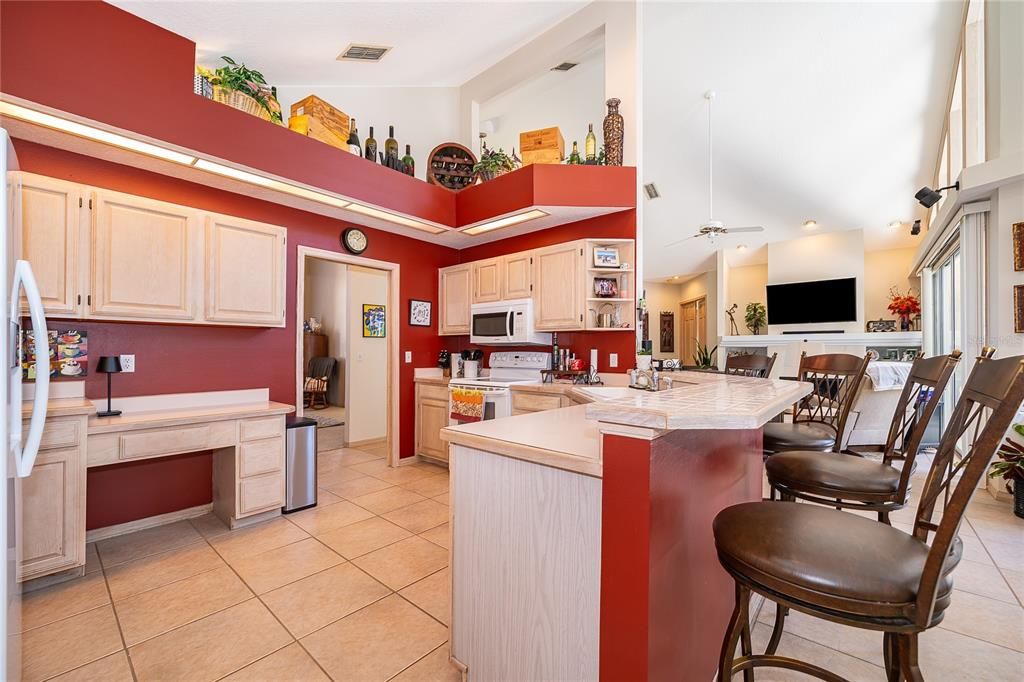 Под контрактом: $799,990 (4 спален, 2 ванн, 2760 Квадратных фут)