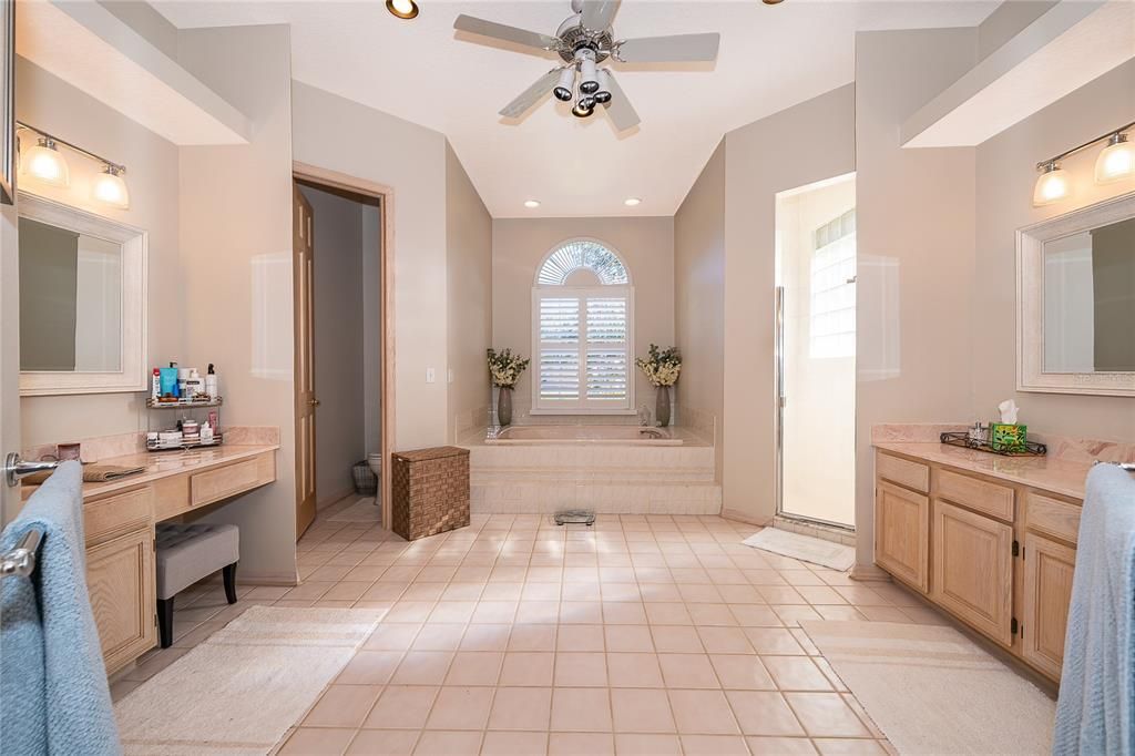 Под контрактом: $799,990 (4 спален, 2 ванн, 2760 Квадратных фут)