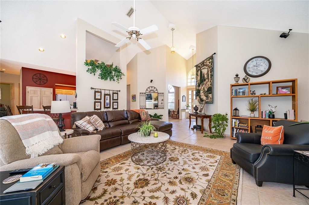 Под контрактом: $799,990 (4 спален, 2 ванн, 2760 Квадратных фут)