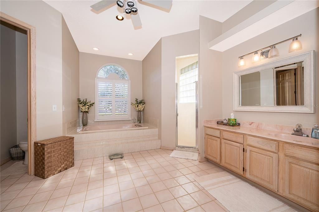 Под контрактом: $799,990 (4 спален, 2 ванн, 2760 Квадратных фут)