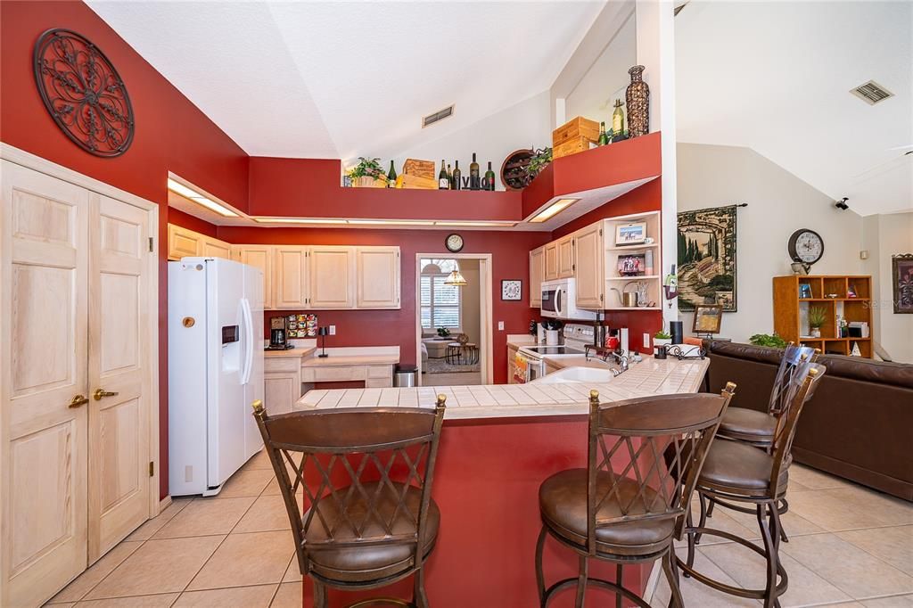 Под контрактом: $799,990 (4 спален, 2 ванн, 2760 Квадратных фут)