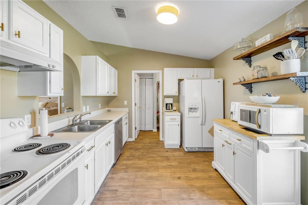 合同活跃: $299,000 (3 贝兹, 2 浴室, 1312 平方英尺)