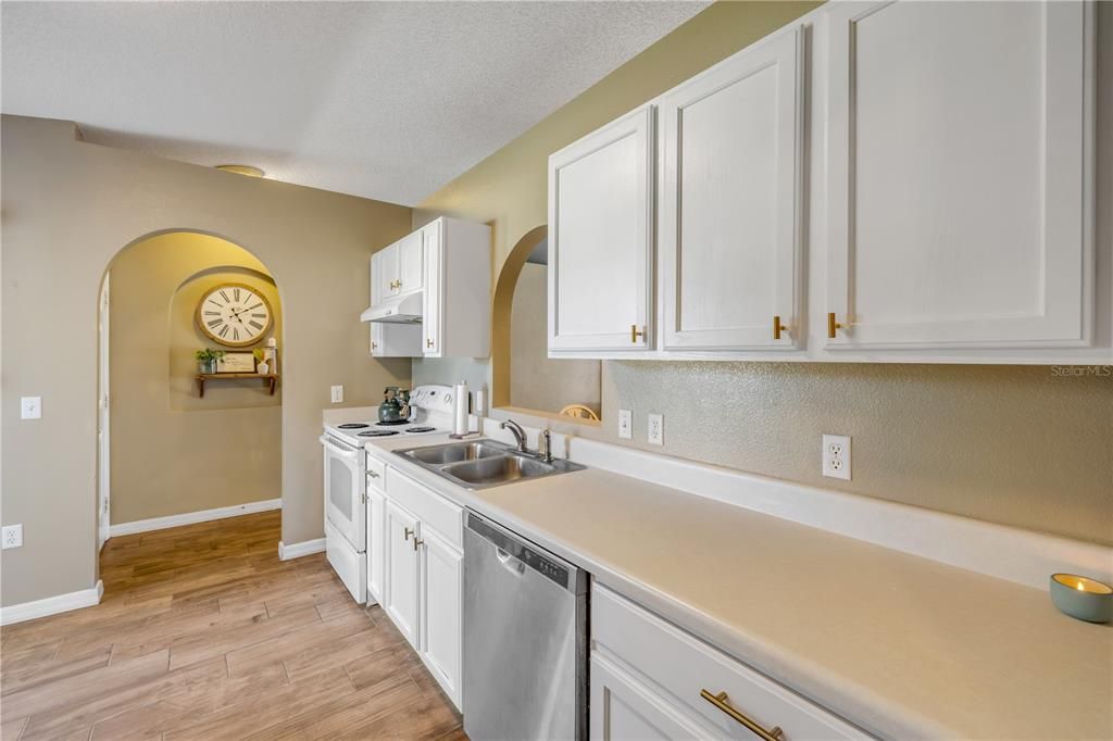 合同活跃: $299,000 (3 贝兹, 2 浴室, 1312 平方英尺)