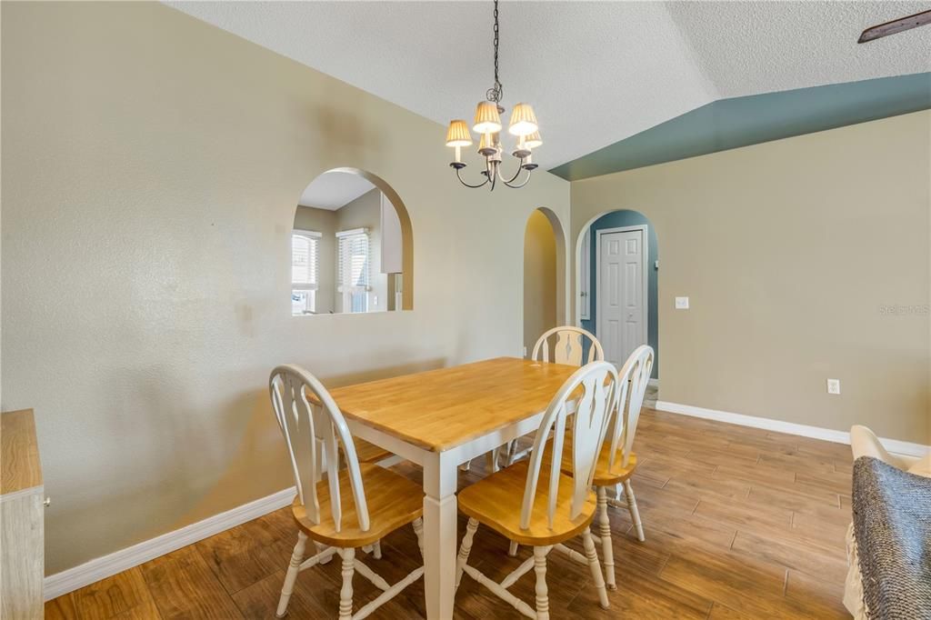 合同活跃: $299,000 (3 贝兹, 2 浴室, 1312 平方英尺)