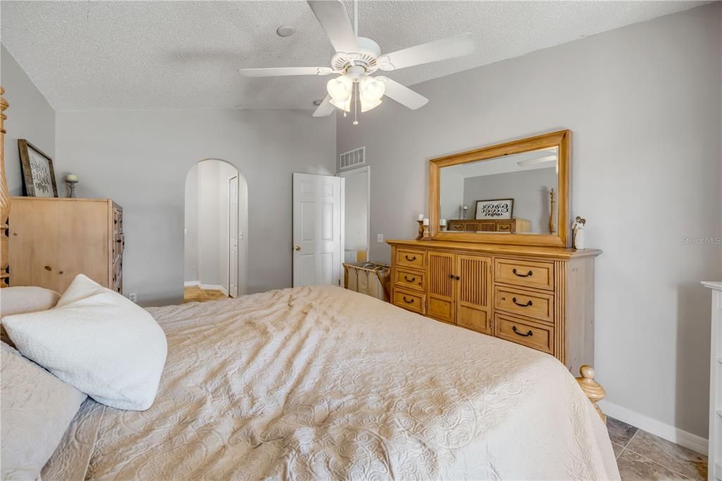 合同活跃: $299,000 (3 贝兹, 2 浴室, 1312 平方英尺)