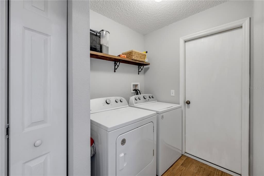 合同活跃: $299,000 (3 贝兹, 2 浴室, 1312 平方英尺)