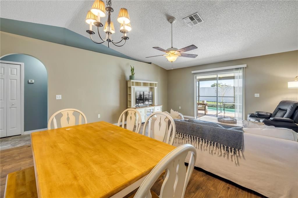 合同活跃: $299,000 (3 贝兹, 2 浴室, 1312 平方英尺)