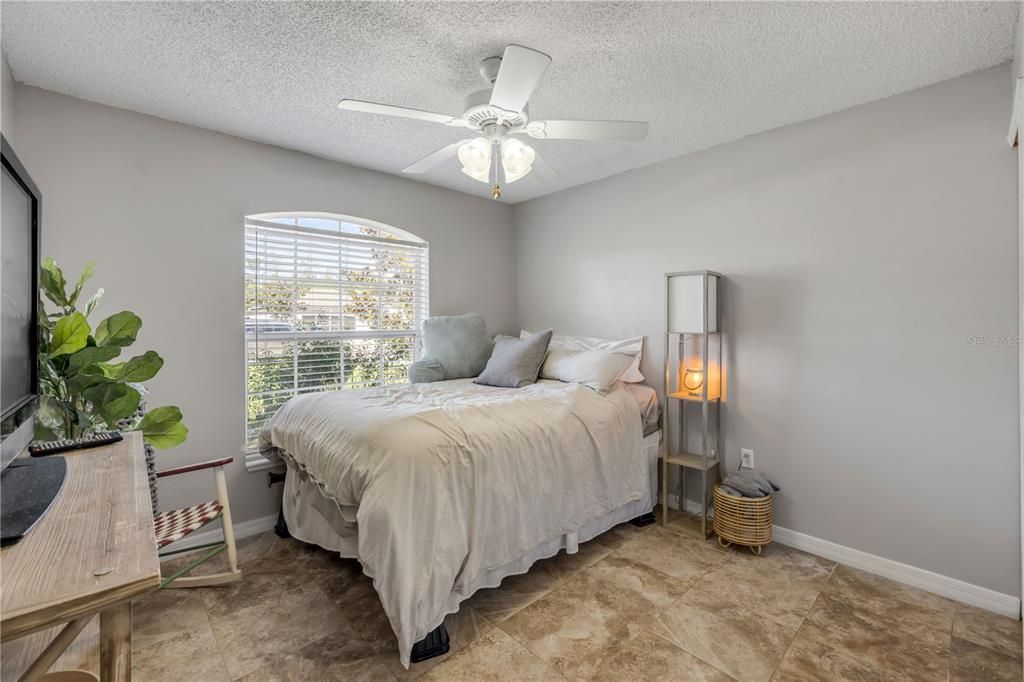 合同活跃: $299,000 (3 贝兹, 2 浴室, 1312 平方英尺)