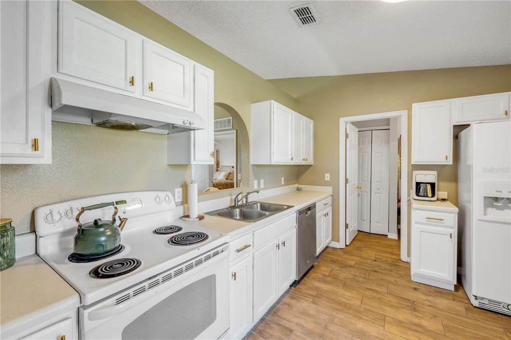 合同活跃: $299,000 (3 贝兹, 2 浴室, 1312 平方英尺)