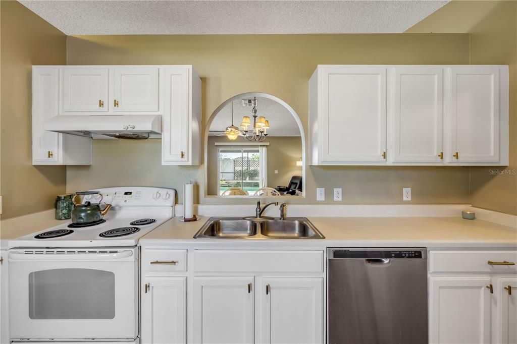 合同活跃: $299,000 (3 贝兹, 2 浴室, 1312 平方英尺)