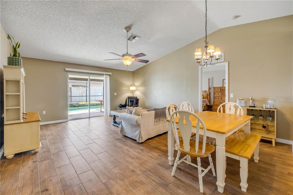 合同活跃: $299,000 (3 贝兹, 2 浴室, 1312 平方英尺)