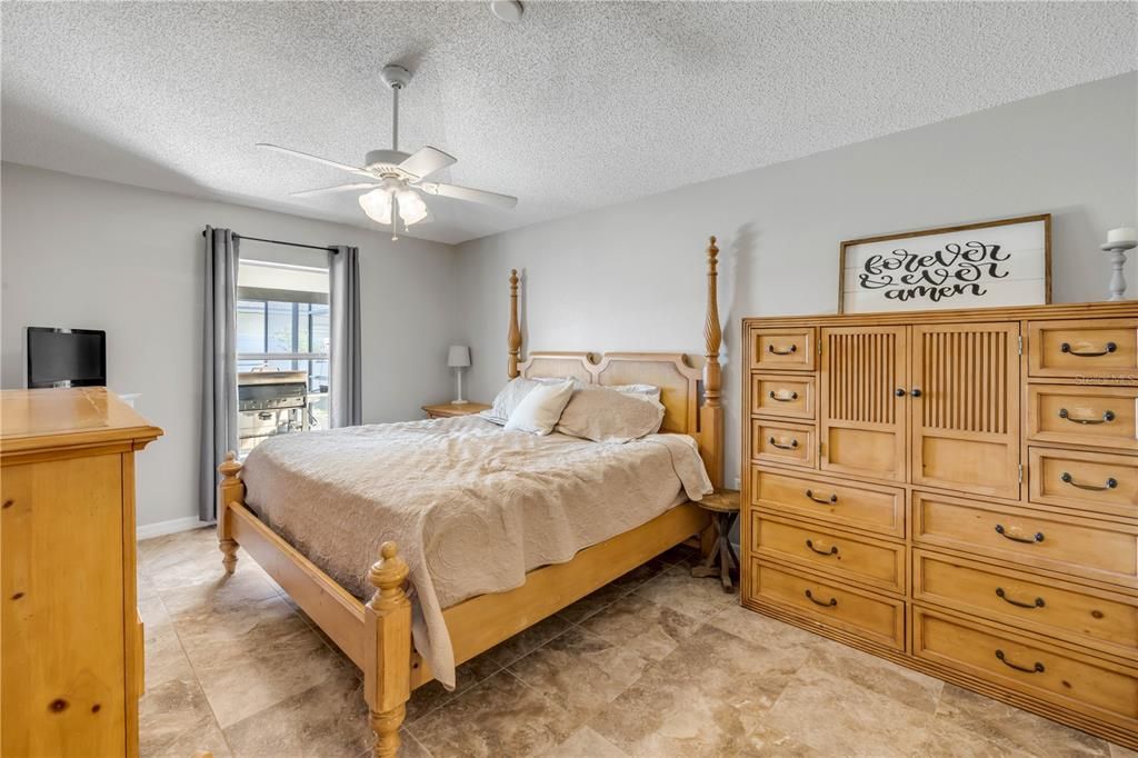 合同活跃: $299,000 (3 贝兹, 2 浴室, 1312 平方英尺)